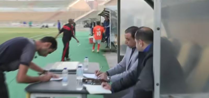 بالفيديو/ لاعب يضرب مدربه  بعد استبداله !!